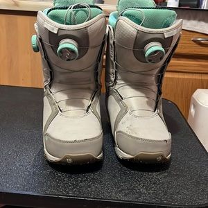 Snowboard boots